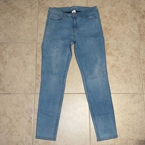 Light washed skinny jeans